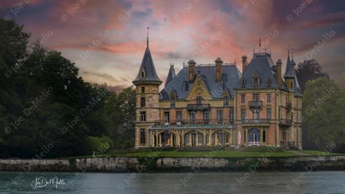 The stunning chateaus along the banks of Lake Brienz stand as timeless symbols of elegance against the backdrop of towering Alps. Surrounded by lush greenery and the serene turquoise waters, these majestic castles offer a glimpse into Switzerland’s rich history, making them a captivating sight for visitors and photographers alike.