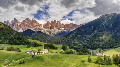 Santa Magdalena, a romantic village nestled in the heart of Val di Funes in the Dolomites, offers a dreamlike escape. With its charming wooden houses and the iconic church set against the majestic mountain backdrop, it feels like a scene from a fairytale. The serene atmosphere, combined with the stunning vistas and peaceful nature, makes it an idyllic destination.